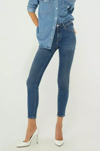 إيزابيلا بنطال جينز نسائي أزرق خصر مرتفع ضيق الساق سكيني بلمسة ليكرا