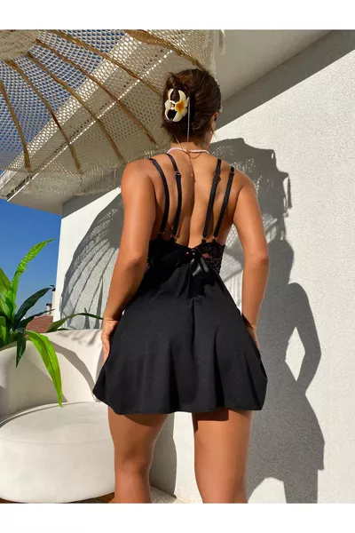 Nuisette courte noire avec détails en dentelle et bretelles doubles réglables