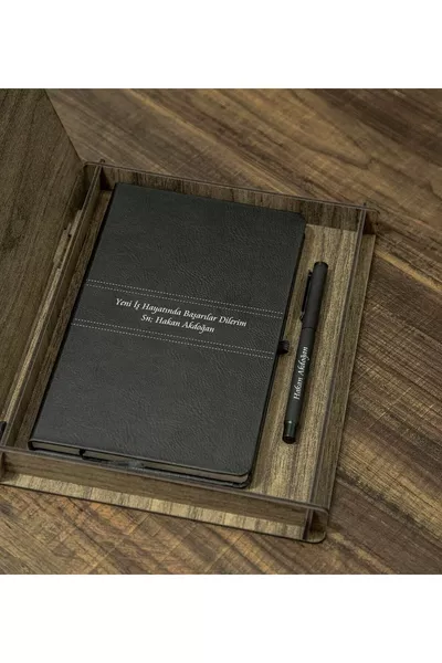 Новогодний подарок: персонализированный набор с деревянной коробкой, ежедневником и ручкой с именем