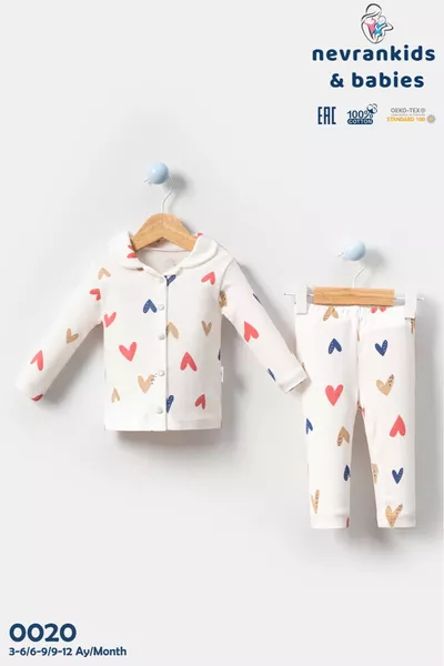 طقم بيجامة لطفلة صغيرة مزين بقلوب ملونة، مكون من قطعتين