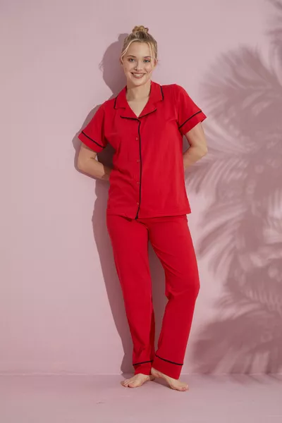 طقم بيجامة نسائي قطني بأكمام قصيرة باللون الأحمر مع أزرار أمامية