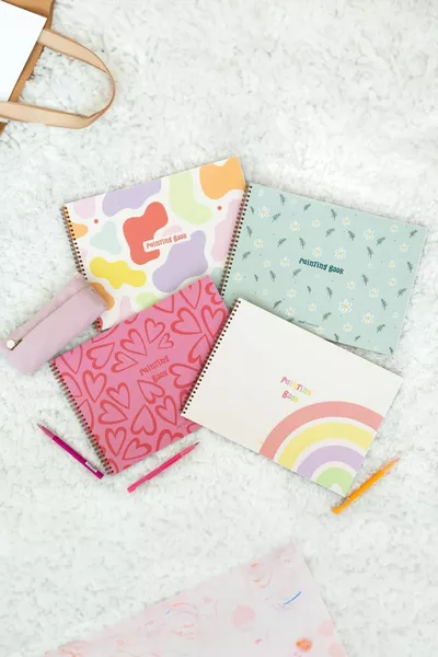 مجموعة دفاتر الرسم  مكونة من 4 دفاتر،  صفحة، وزن  جرام، حجم كبير