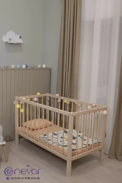 Letto per bambole in legno Montessori