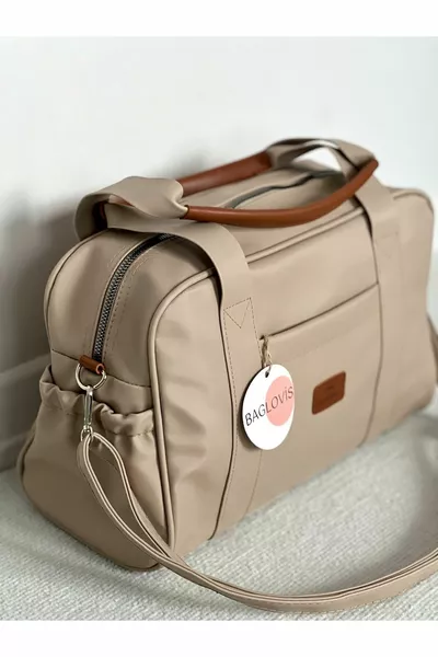 Middelgrote tas van satijn met binnenvoering en details aan de voor- en zijkant