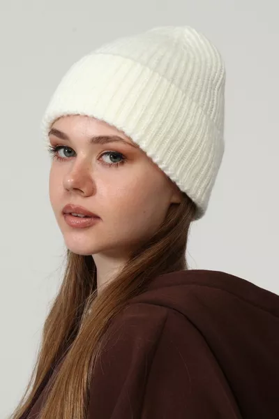 قبعة شتوية محبوكة من الصوف للجنسين – أبيض مائل للكسر