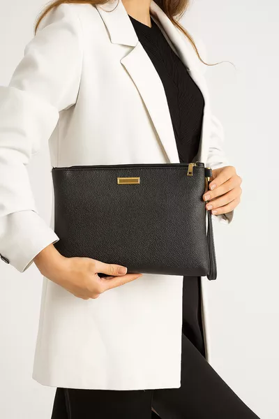 Клатч с ручкой на плечо и черными металлическими аксессуарами,  см