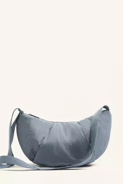 حقيبة صغيرة مبطنة بحمالة كتف متقاطعة