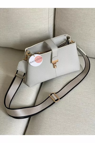 حقيبة كتف مزيّنة بالقفل مع تقسيم داخلي وحمالة شريط