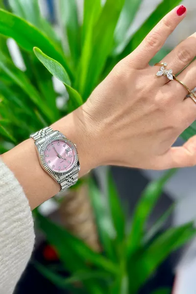 ساعة نسائية فاخرة