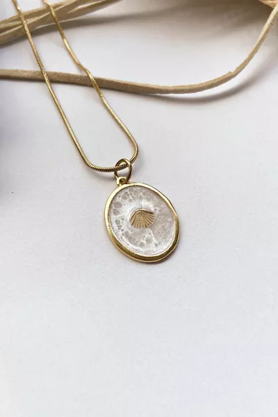 قلادة ميدالية من الفولاذ مع صدفة البحر والأم اللؤلؤية، متوفرة بثلاث خيارات مختلفة للسلسلة والطول