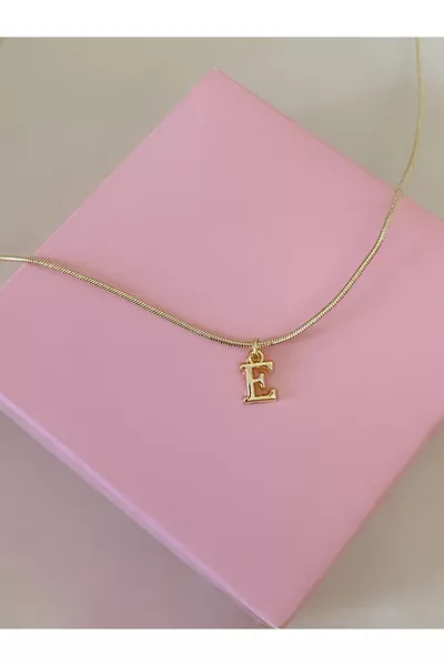 Минималистичное колье с буквой E с золотым покрытием