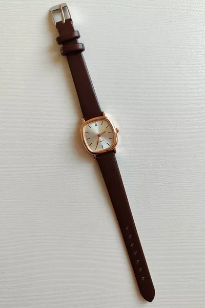 Montre femme ronde marron avec bracelet en cuir rétro