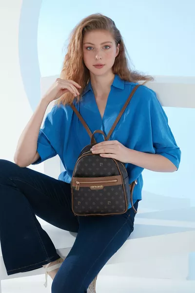 حقيبة ظهر نسائية من مونوجرام باللون البني 