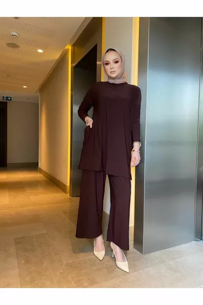 طقم مزدوج رائع بسروال ساندي مع تفاصيل الجيوب