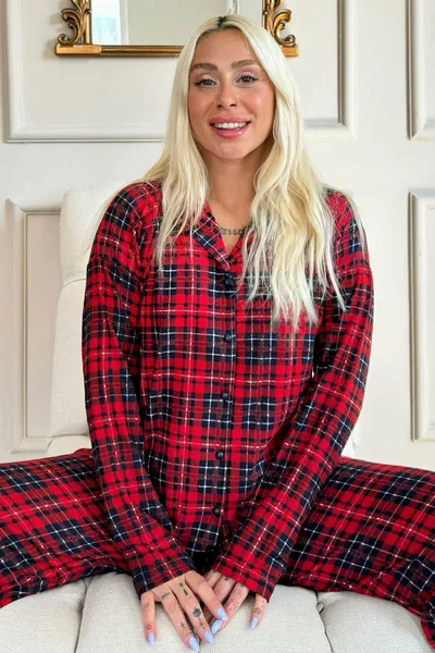 طقم بيجامة من المخمل بأكمام طويلة ونقشة مربعات وتزرير أمامي