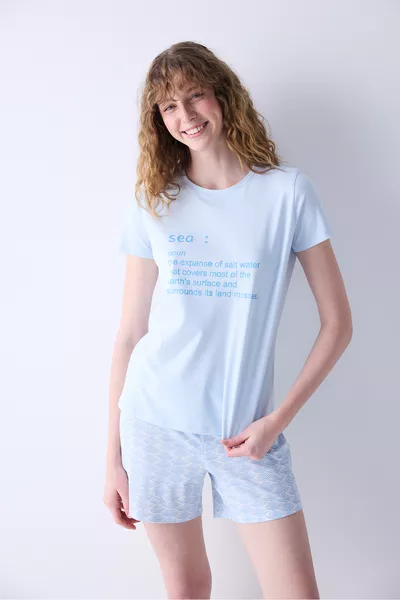 طقم بيجامة بأزرار زرقاء فاتحة