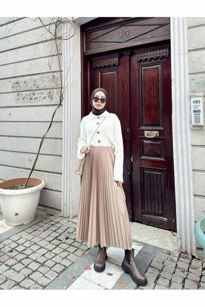 تنورة بحركة مثنية رفيعة