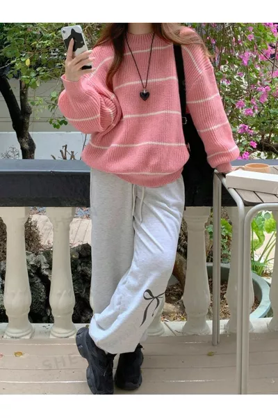 Женский коричневый свитер в полоску оверсайз