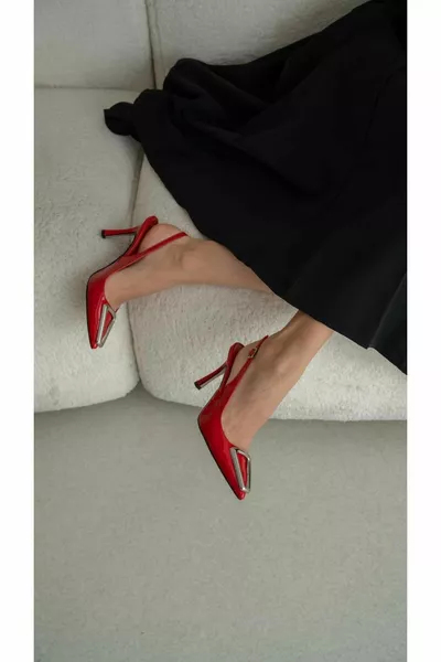 Tacchi a punta in pelle verniciata rossa donna con fibbia frontale a strappo