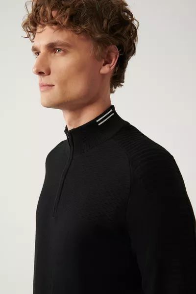 Мужской черный вязанный свитер с высоким воротником и текстурной молнией 