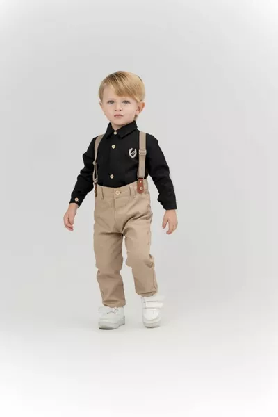 Ensemble pour garçon avec pantalon beige et chemise noire Oxford avec nœud papillon