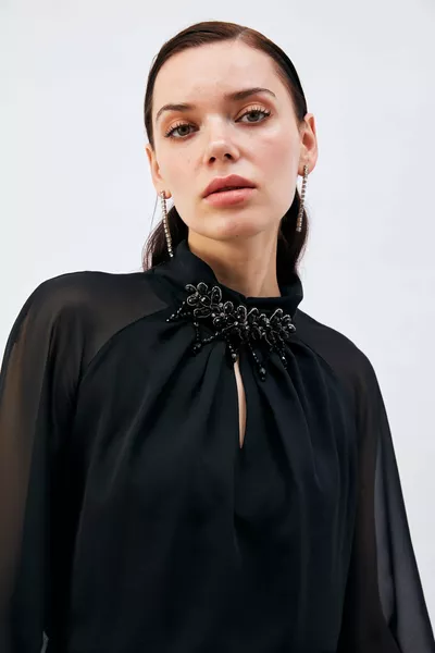 Blouse avec accessoire de col - Noir