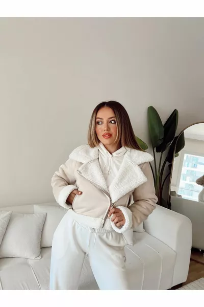 Kurzer Mantel mit Plüschfutter aus importiertem Wildleder