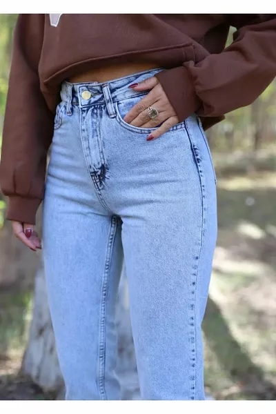 Светлосини дънки тип mom с висока талия от -те с ефект на износване