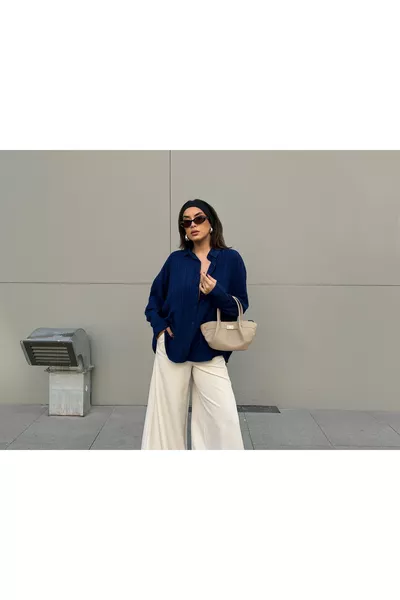 Dunkelblauses Oversize Damenhemd mit breiten Manschetten 