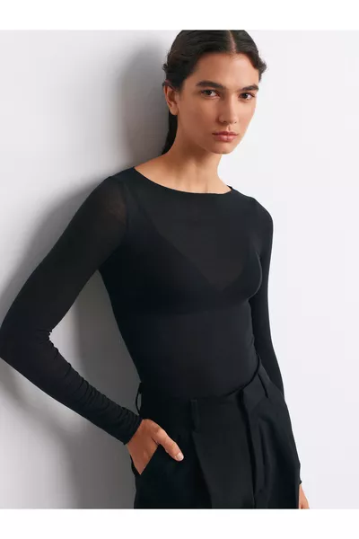 بلوزة سوداء بخامة موديال كشمير خفيفة جداً وياقة قارورة 