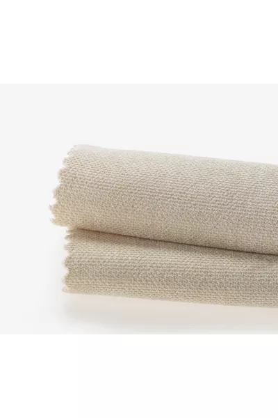 Бежевая скатерть с бархатной текстурой и лунным камнем