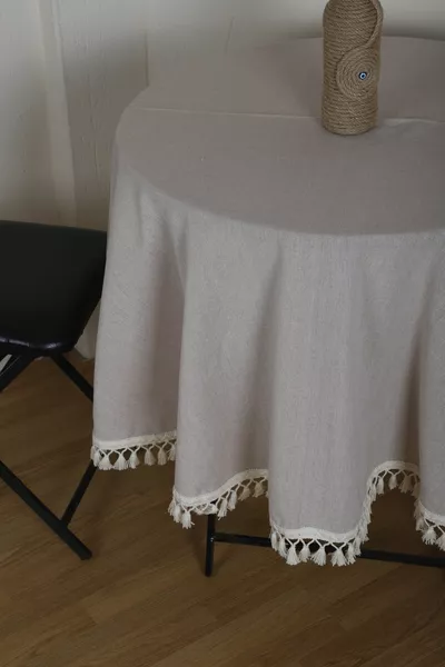 Бежевая круглая скатерть с помпонами