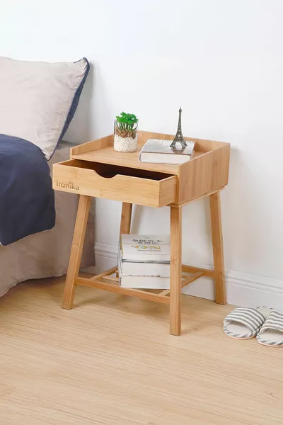 طاولة جانبية فاخرة مزخرفة بها أدراج من الخيزران