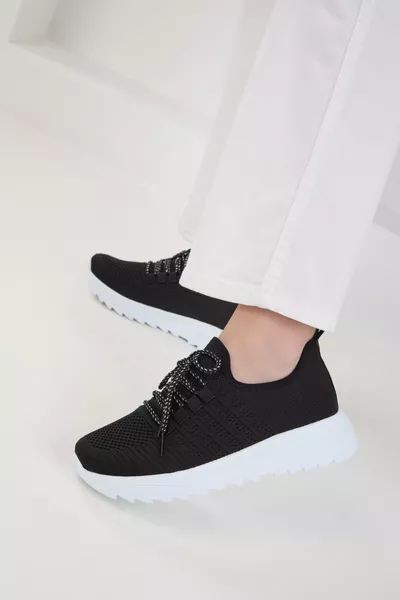 حذاء نسائي رياضي أسود وأبيض 