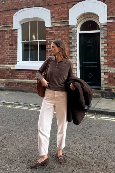 كنزة نسائية محبوكة برقبة بولو وأزرار ذهبية ملمس ناعم لون بني 