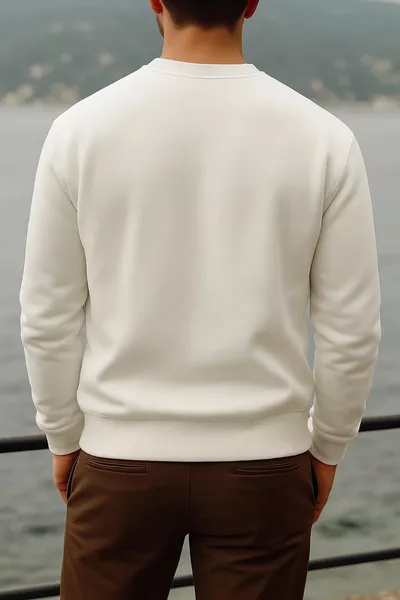 كنزة رجالية بيضاء واسعة برقبة دائرية سميكة