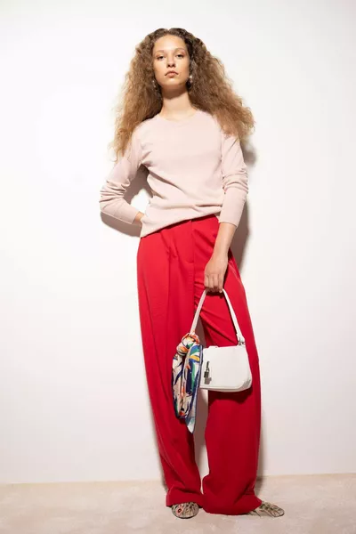 Пуловер с обикновена кройка, мека текстура, класическо обло деколте, основен плетен модел WN