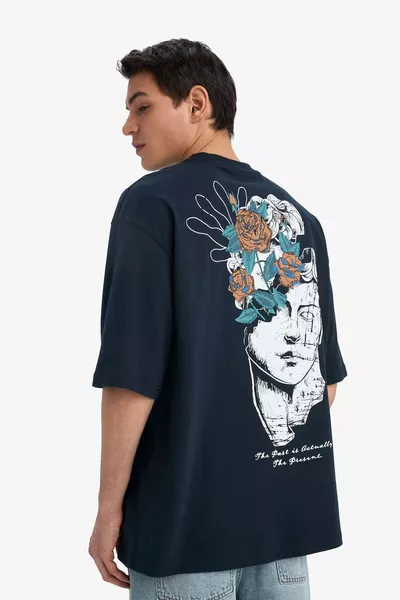 تي شيرت فضفاض برقبة دائرية وطبعة على الظهر بأكمام قصيرة SP