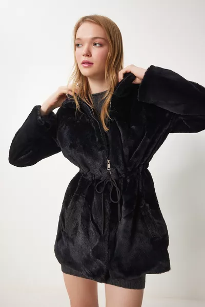 معطف نسائي مبطن بالفرو من القطيفة واسع الحجم بسحّاب أسود 