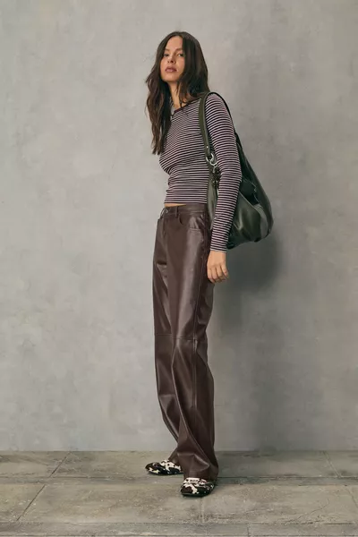 بنطلون صناعي من الجلد بتصميم مستقيم وملمس