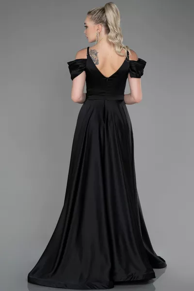 Schwarzes drapiertes langes Satin-Abendkleid mit Bruststein 