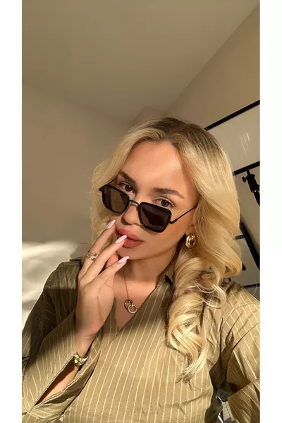 نظارات شمسية نسائية بتصميم مستطيل، إطار معدني أسود مقاوم للغاية وعدسات سوداء