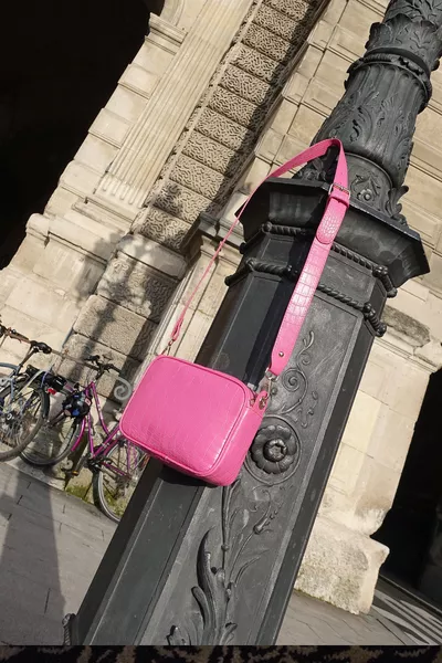 Borsa a tracolla da donna in pelle di coccodrillo rosa 