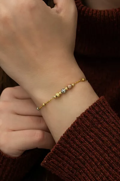 سوار فضة نسائي  مطلي بالفضة مع كرات ملونة صغيرة