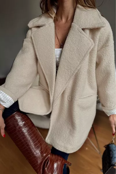 معطف قصير بلون الحجر مصمم من المخمل بنقشة مع زر واحد كبير الحجم