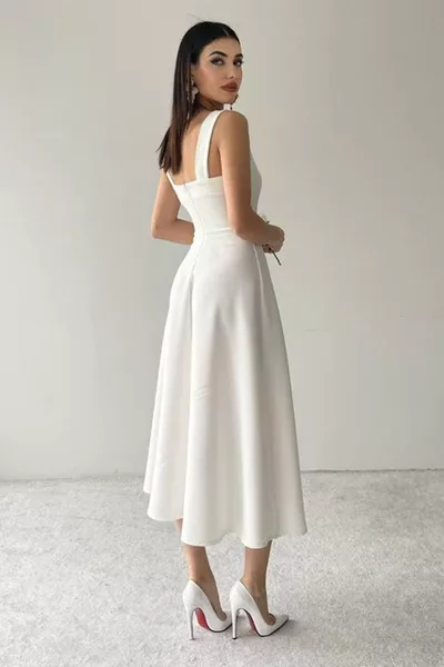 فستان بقصة ميدي واسعة بياقة مربعة من قماش الأتلَس الأبيض 