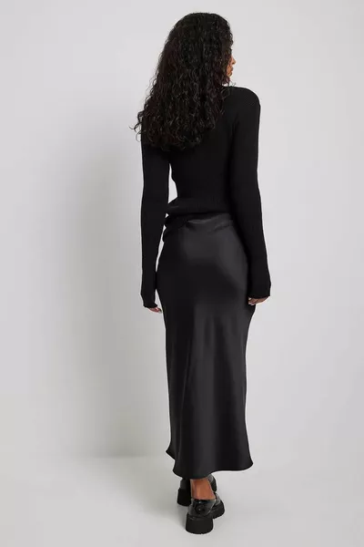 تنورة متوسطة الطول من الساتان الأسود