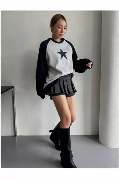 سويت شيرت نسائي رمادي بأكمام ريجلان كحلي كبير الحجم مطبوع عليه نجوم