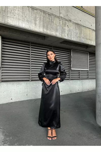 Robe de soirée en satin noire avec lien à nouer sur le côté 