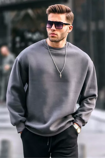 سويت شيرت رجالي أساسي واسع برقبة دراجات بلون دخاني 